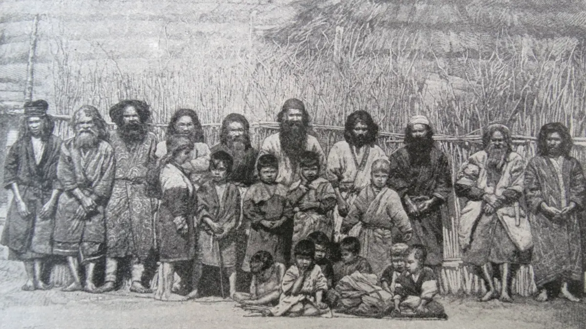 Mitglieder des Volks der Ainu in Japan (Foptografie aus dem 19. Jahrhundert).