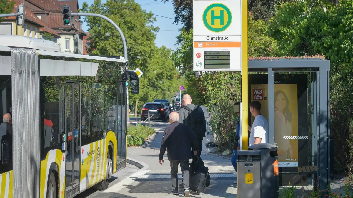 SSB Haltestelle, begrüntes Dach: Stuttgart, SSB baut neue Wartehäuschen, wegen neuer Vorgaben. Unter anderem mit begrüntem Dach
Hier: Ohmstrasse, St. Zuffenhausen
Im Bild: Julia Hampe