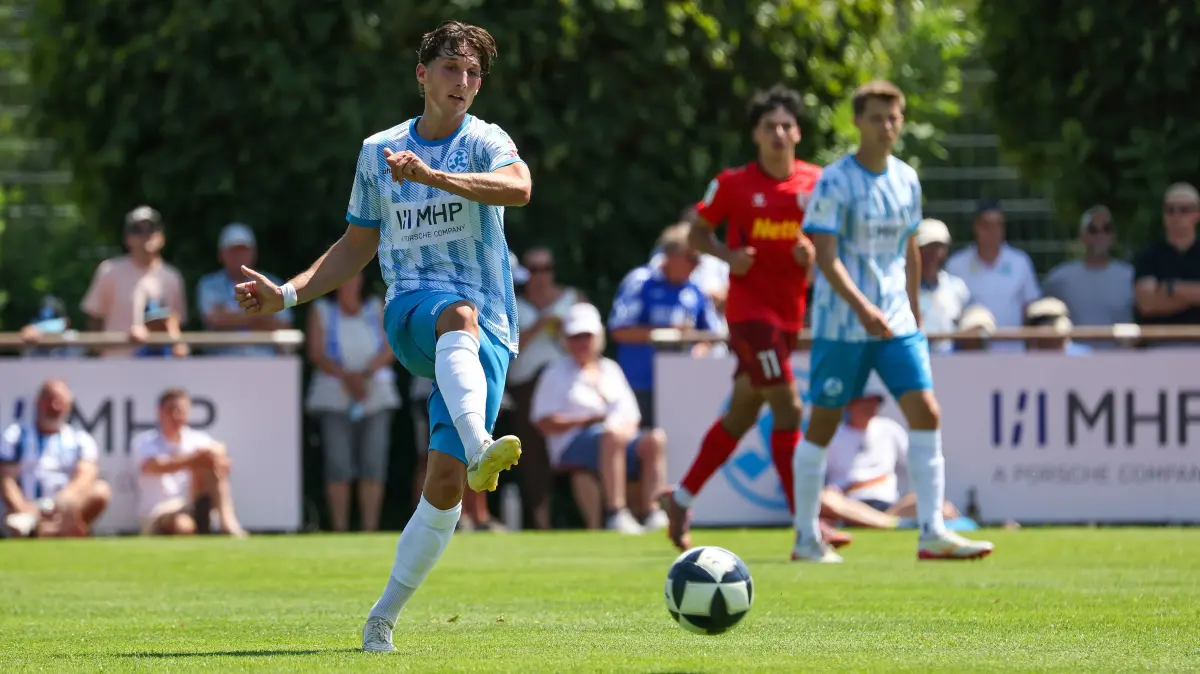 Fußball SV Stuttgarter Kickers vs. SSV Jahn Regensburg: BAU // 2026.07.25, Deutschland, Stuttgart, Fußball SV Stuttgarter Kickers vs. SSV Jahn Regensburg, Ben-Luca Fisher (Kickers)