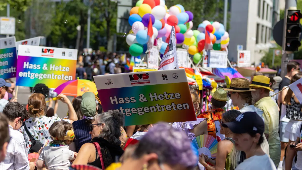 CSD Stuttgart 2026 Parade, Bunt, laut und vielfältig: Tausende Menschen feiern bei der CSD-Parade 2026 in der Stuttgarte: CSD Stuttgart 2026 Parade, Bunt, laut und vielfältig: Tausende Menschen feiern bei der CSD-Parade 2026 in der Stuttgarter Innenstadt friedlich für die Rechte der LGBTQIA-Community und setzen ein starkes Zeichen für Diversität. Die Polizei war im Großeinsatz und sorgte für Sicherheit während der Großveranstaltung Stuttgart Baden Württemberg Deutschland *** Stuttgart CSD 2026 Parade, Colorful, loud, and diverse: Thousands of people peacefully celebrated the rights of the LGBTQIA community at the 2026 CSD Parade in downtown Stuttgart, sending a strong message of diversity. The police were out in force and ensured safety during the major event. Stuttgart, Baden-Württemberg, Germany