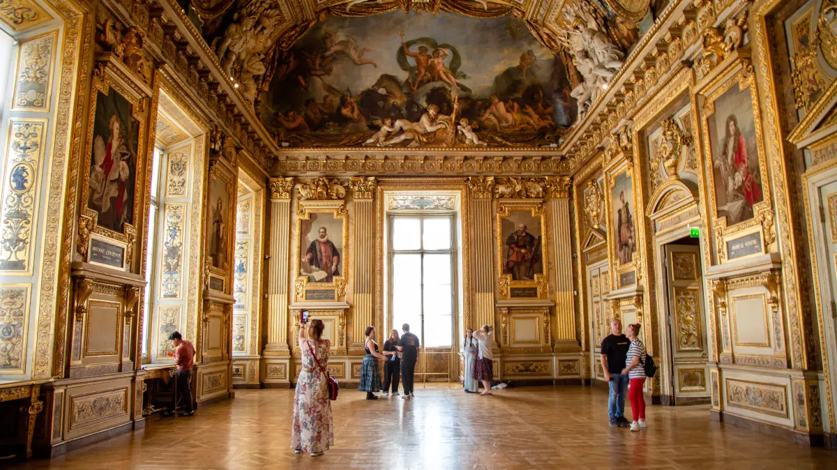 Wiedereröffnung nach spektakulären Einbruch: Die Galerie Apollon im Louvre in Paris: Illustration de la galerie Apollon au Musée du Louvre. Paris, le 24 juillet 2026 La célèbre galerie a rouvert ses portes au public, vidée de tous ses bijoux, 9 mois après le spectaculaire cambriolage. © Céline Bonnarde / Bestimage Illustration of the Apollo gallery at the Louvre Museum. Paris, July 24, 2026 The famous gallery has reopened its doors to the public, emptied of all its jewels, 9 months after the spectacular burglary. / action press