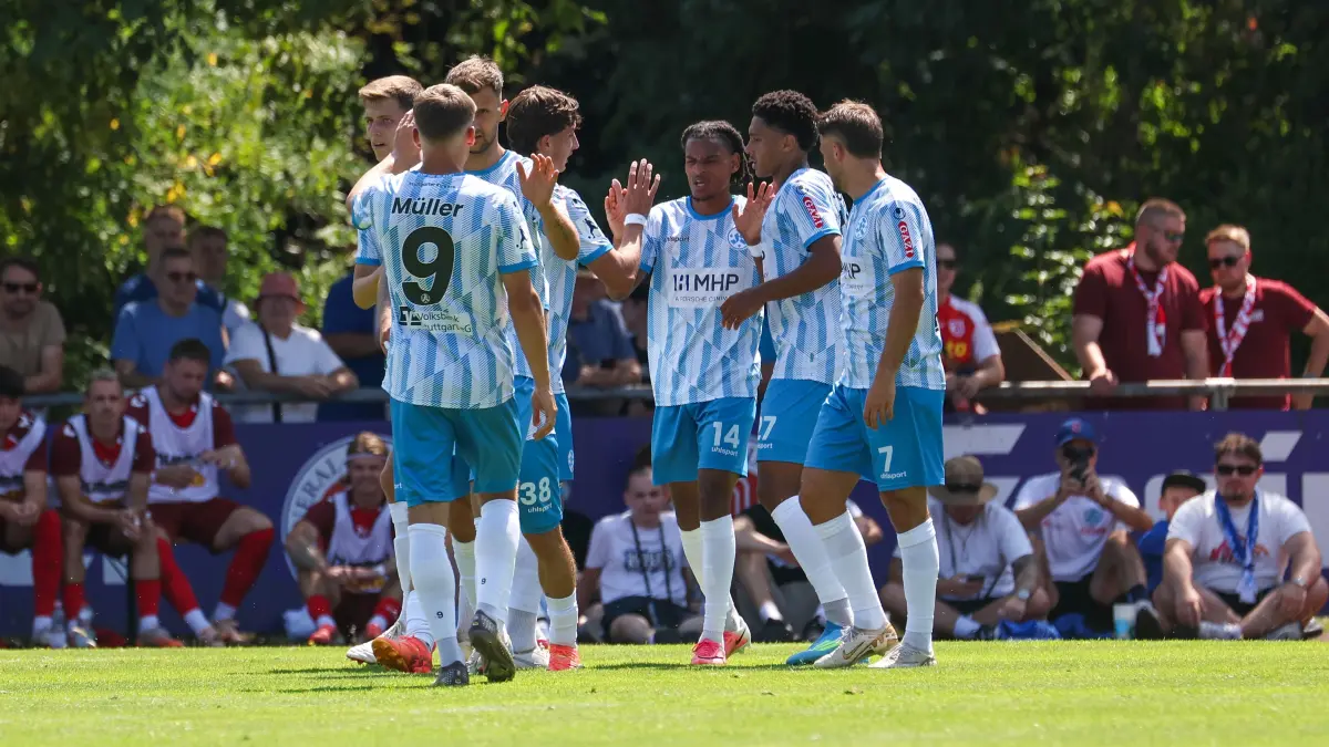 BAU // 2026.07.25, Deutschland, Stuttgart, Fußball SV Stuttgarter Kickers vs. SSV Jahn Regensburg, Stuttgarter Jubel über das Tor zum 1:1, Torschütze Melkamu Benjamin Frauendorf (Kickers, Nr. 14)