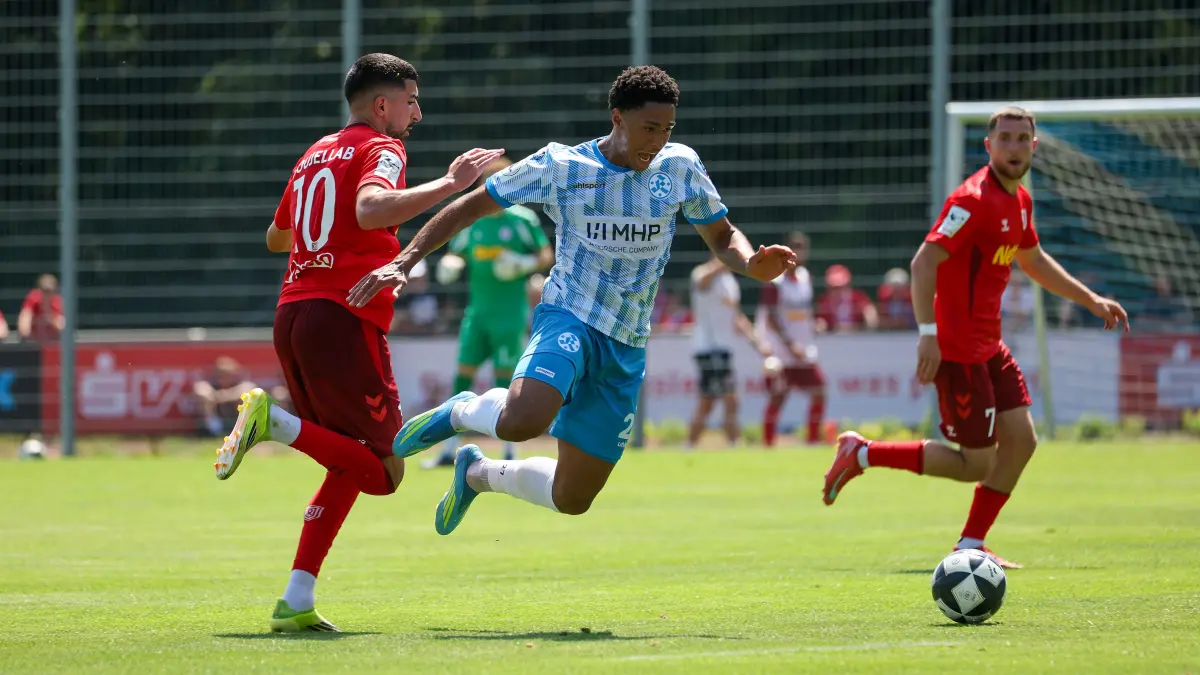 BAU // 2026.07.25, Deutschland, Stuttgart, Fußball SV Stuttgarter Kickers vs. SSV Jahn Regensburg, v.l. Nassim Boujellab (Regensburg), David Odogu (Kickers)
