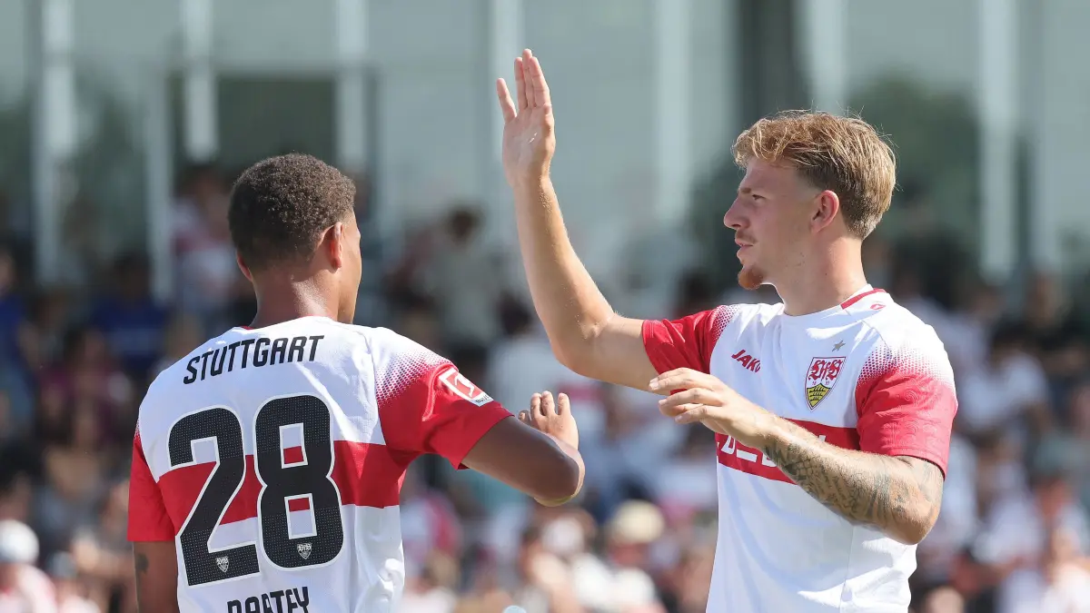 Fußball FSV Hollenbach vs. VfB Stuttgart: BAU // 25.07.2026, Deutschland, Hollenbach, Fußball Bundesliga, Saison 2026/2027, Testspiel, Freundschaftsspiel,
„JAKO-Testspiel“, FSV Hollenbach vs. VfB Stuttgart, von links: Nikolas Nartey / Finn Jeltsch ( VfB )