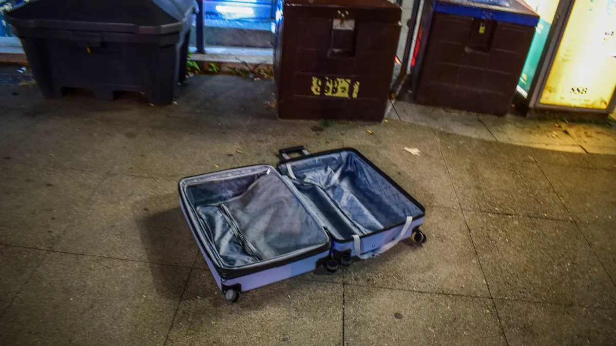 Am Freitagabend kam es im Bereich des Wilhelm-Geiger-Platzes in Stuttgart-Feuerbach zu einem groesseren Polizeieinsatz. Ausloeser war ein herrenloser Koffer, der nach ersten Erkenntnissen am Abgang zur U-Bahn entdeckt worden war.<br />
<br />
Die Polizei sperrte den Bereich um den Fundort vorsorglich weitraeumig ab und forderte Spezialisten des Landeskriminalamts (LKA) Baden-Wuerttemberg an. Aufgrund zahlreicher Schaulustiger wurde der Sperrbereich im weiteren Verlauf auf den gesamten Wilhelm-Geiger-Platz sowie Teile der Grazer Strasse und der Wiener Strasse ausgeweitet.<br />
<br />
Nach einer eingehenden Untersuchung oeffneten die Experten des LKA den Koffer. Dabei stellte sich heraus, dass sich keinerlei Gegenstaende im Inneren befanden und somit keine Gefahr bestand.<br />
<br />
Die Sperrmassnahmen konnten daraufhin umgehend aufgehoben werden. Die Polizei hat die weiteren Ermittlungen zur Herkunft des Koffers uebernommen.