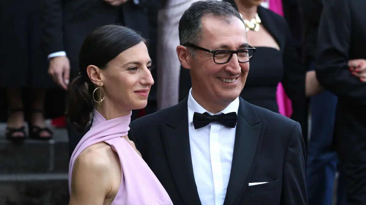 Start der 150. Richard-Wagner-Festspiele: 25.07.2026, Bayern, Bayreuth: Cem Özdemir (r, Bündnis 90/Die Grünen), Ministerpräsident von Baden-Württemberg, und seine Frau Flavia Zaka stehen bei einer Pause während der Eröffnung der Richard-Wagner-Festspiele vor dem Festspielhaus. Die Bayreuther Festspiele starten mit der 9. Symphonie von Ludwig van Beethoven ins 150. Jubiläum. Foto: Karl-Josef Hildenbrand/dpa +++ dpa-Bildfunk +++