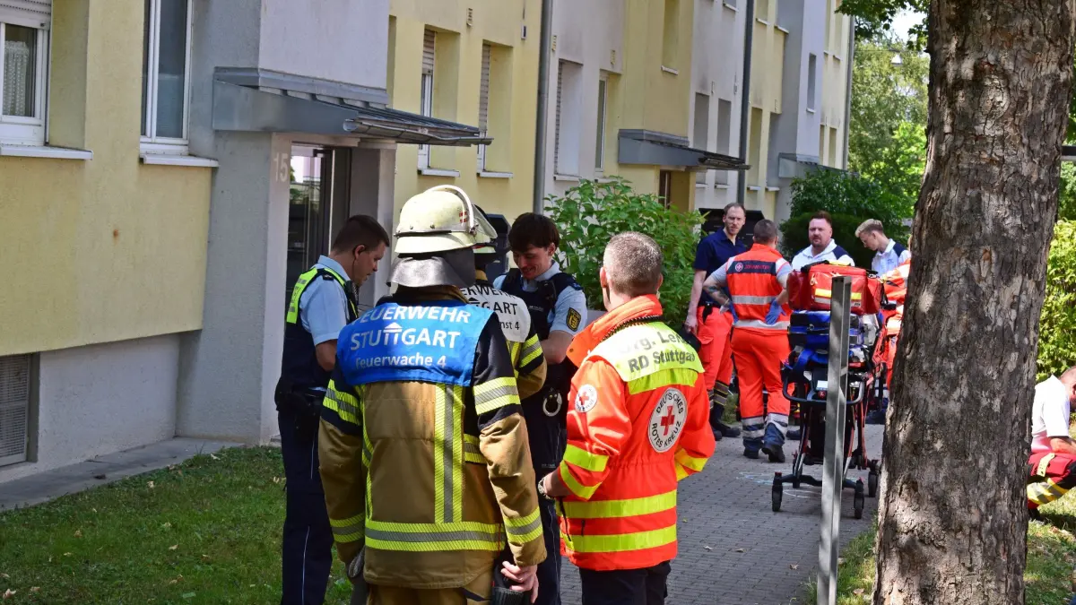 Stuttgart: Kuechenbrand fordert zwei verletzte: Der Feuerwehr Stuttgart wurde am Sonntagnachmittag gegen 14:20 Uhr ein Kuechenbrand in einem Mehrfamilienhaus in Stuttgart-Zuffenhausen gemeldet. Beim Eintreffen drang eine Starke Rauchentwicklung aus einem Fenster im 1 Obergeschoss, umgehend wurde die Menschenrettung und die Brandbekaempfung eineleitet. Die Feuerwehr hatte den Kuechenbrand schnell geloescht. im Anschluss wurde das Mehrfamilienhaus noch Belaeuftet und die Einsatzstelle der Polizei uebergeben. Bei dem Brand wurden nach ersten Infos durch die Polizei drei Personen verletzt. Die Berfusfeuerwehr Stuttgart war mit einen Erweiterten Loeschzug im Einsatz. Der Rettungsdienst war ebenfalls mit Starken Kraeften im Einstaz. Zu Sachschaden konnte durch die Polizei noch nicht beziffert werden. Die Brandwohnung kann nach dem Brand nicht mehr Bewohnt werden.