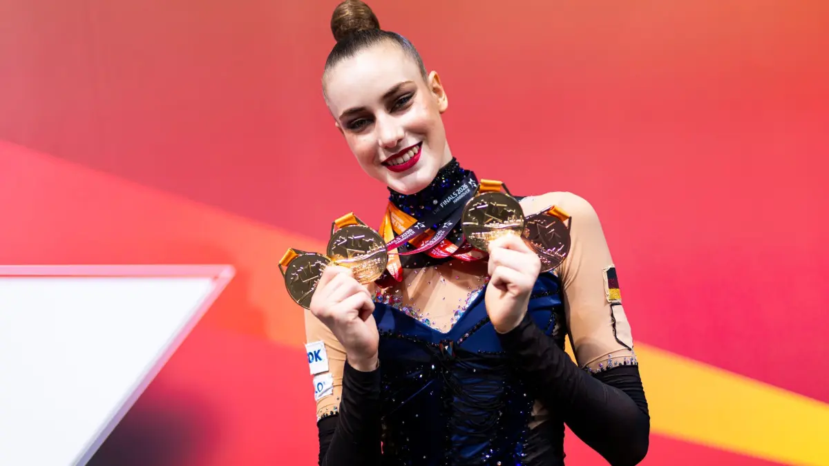 Die Finals in Hannover: 26.07.2026, Niedersachsen, Hannover: Darja Varfolomeev zeigt nach den Einzelfinals der Rhythmischen Sportgymnastik der Frauen ihre gewonnen Medaillen in der ZAG-Arena. In diesem Jahr tragen 24 Sportarten ihre Deutschen Meisterschaften in Hannover aus. Foto: Michael Matthey/dpa +++ dpa-Bildfunk +++