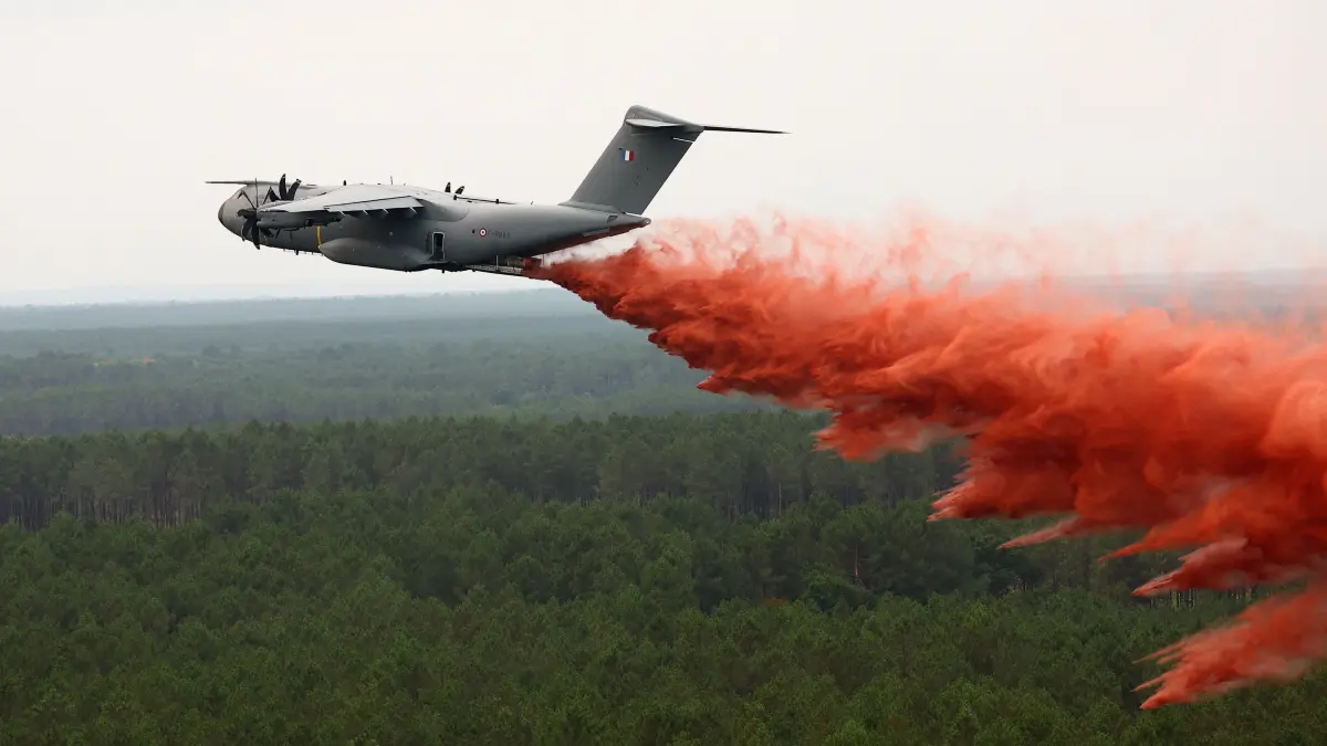 Ein vom Rettungskoordinierungshubschrauber des französischen Zivilschutzes aus aufgenommenes Foto zeigt, wie der Airbus A400M erstmals Löschmittel über dem Waldbrand nahe Lacanau abwirft.