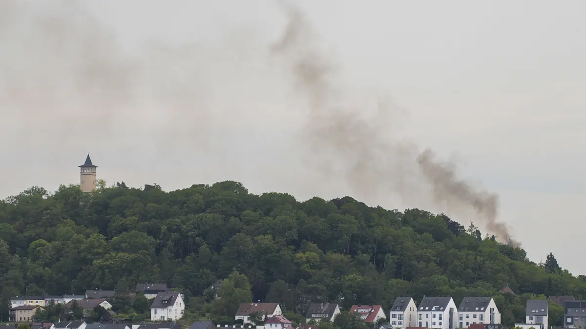 Leonberg - Brand - Rauchwolke über Engelberg nachdem einen Gartenhütte in der Burghalde gebrannt hat