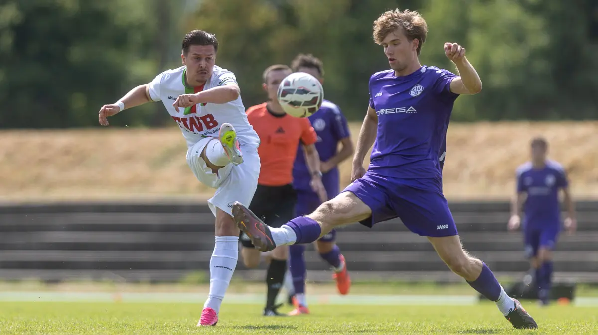 FC Esslingen (weiss) gegen TSV Bernahausen (Lila)