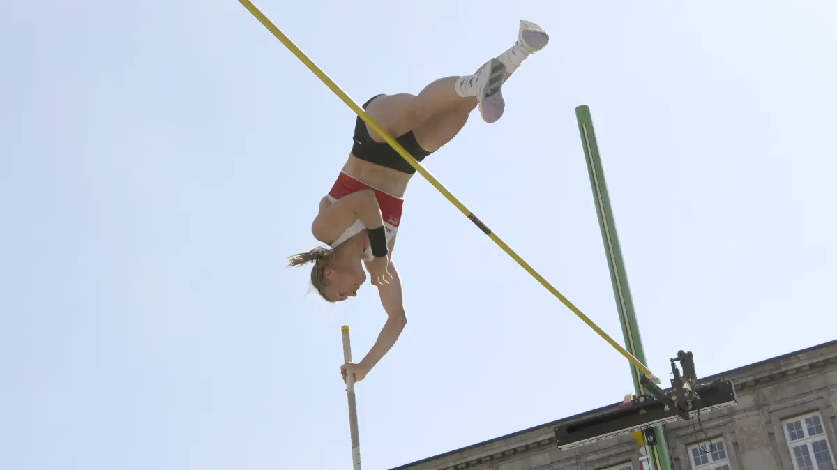 Anjuli Knäsche wird mit übersprungenen 4,55 Metern Deutsche Meisterin beim Stabhochsprung der Frauen bei den 6. Finals 2026 auf dem Opernplatz. Hannover, 24.07.2026 *** Anjuli Knäsche becomes the German champion in the womens pole vault at the 2026 6 Finals on Opernplatz in Hanover, July 24, 2026, with a jump of 4.55 meters Foto:xC.xNiehausx/xFuturexImagex finals_6747