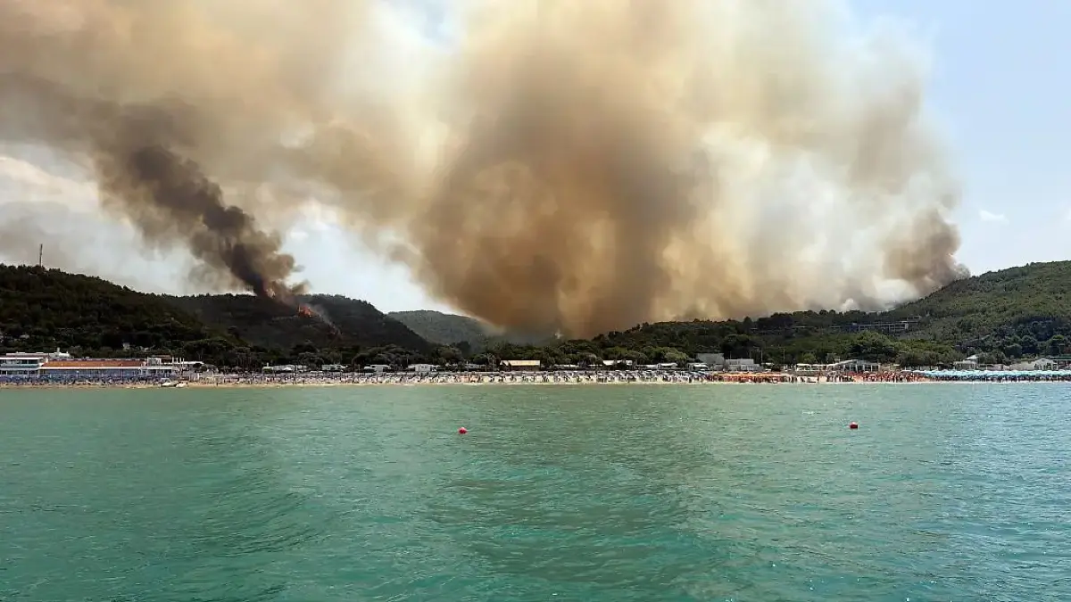 Riesige Rauchwolken zeigen, welches Ausmaß die Waldbrände um Peschici haben müssen.
