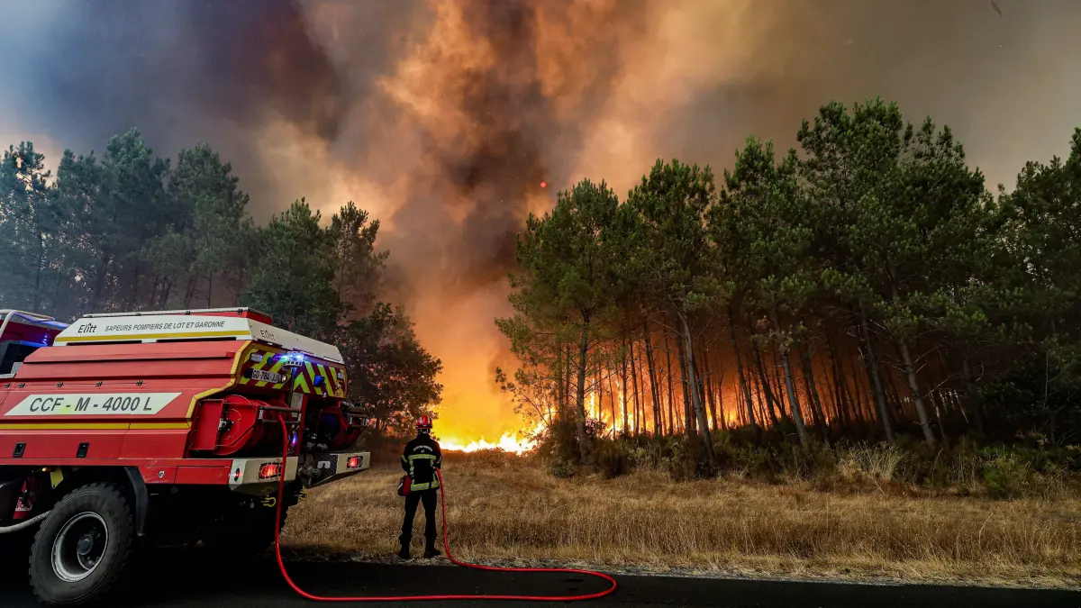 Fire in Gironde: 2,400 hectares burned between Saumos and Le Porge THE ROAD BETWEEN LE PORGE AND LEGE PHOTOPQR SUD OUEST GUILLAUME BONNAUD Bordeaux July 23, 2026 JULY 23, 2026 IN GIRONDE Fire in Gironde: 2,400 hectares burned between Saumos and Le Porge PH Guillaume Bonnaud THE ROAD BETWEEN LE PORGE AND LEGE Gironde, France July 23, 2026 Firefighters battle a fast-moving wildfire between Saumos and Le Porge after the blaze scorched around 2,400 hectares of forest and triggered the evacuation of thousands of people Bordeaux GIRONDE France PUBLICATIONxNOTxINxFRAxBELxSUIxUK Copyright: xPHOTOPQR/SUDxOUEST/MAXPPPxGUILLAUMExBONNAUDx 20260723SDO5532 20260723SDO5532