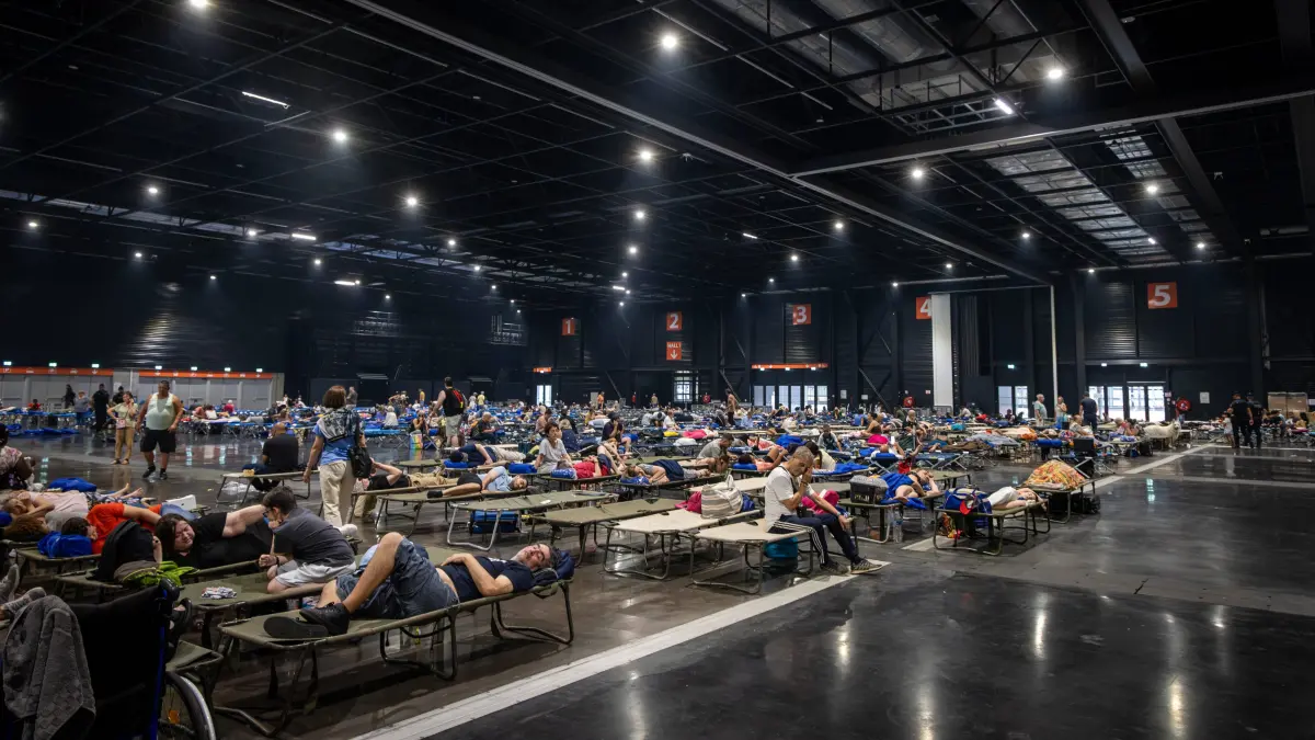 wildfire, evacuees from municipalities in Gironde following the wildfires, at Hall 1 of the Bordeaux Lac Exhibition Center, Bordeaux, July 25, 2026wildfire in the Bordeaux regionevacuees from Gironde municipalities, displaced by uncontrolled fires, are being received at Hall 1 of the Bordeaux Lac Exhibition Center, Bordeaux, July 25, 2026, Bordeaux, Gironde, France PUBLICATIONxNOTxINxFRAxBELxSUIxUK Copyright: xPHOTOPQR/SUDxOUEST/MAXPPPxLaurentxTheilletx 20260725SDO0269 20260725SDO0269