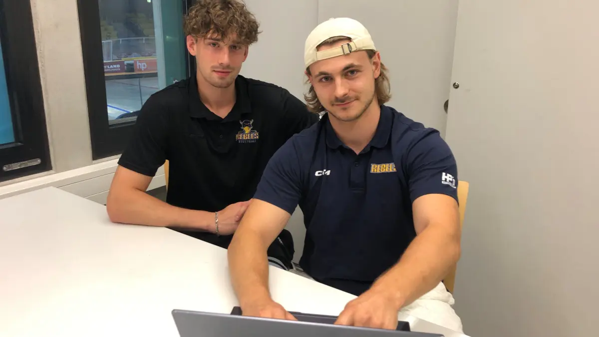 Fabian Renner (links) und Calvin Fischer sind nicht nur auf dem Eis für die Stuttgart Rebels aktiv. Beide machen auch noch eine kaufmännische Ausbildung beim Verein.