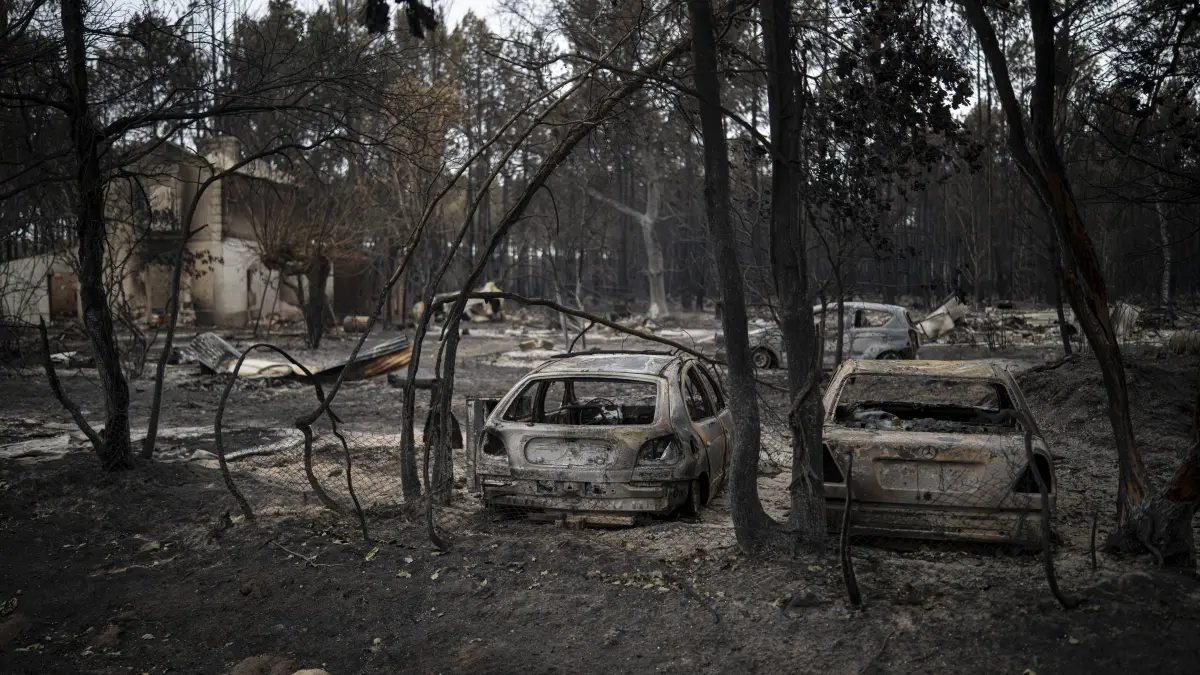 Durch die Feuer ausgebrannte Autos auf einem Campingplatz bei Le Porge.