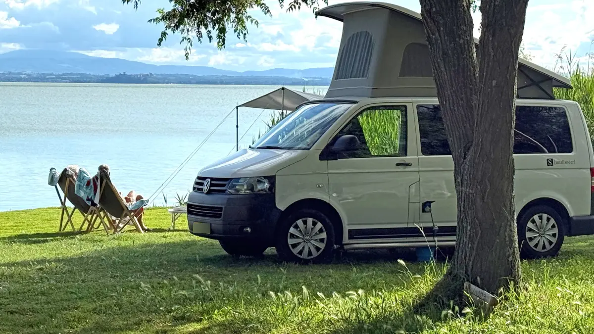 Campingplatz amLago Trasimeno, deutsch auch Trasimener See ist mit 128 km² und einem Umfang von 54 Kilometern der größte See der Apenninhalbinsel und der viertgrößte Italiens .