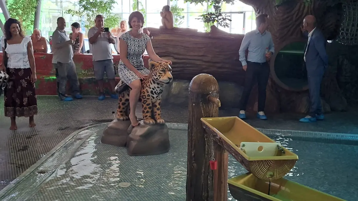 Fellbachs OB Zull testet den neuen Kleinkinderbereich im F3-Hallenbad