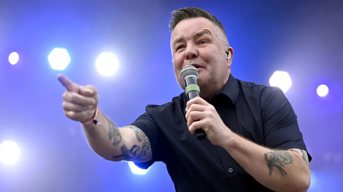 Sänger Ken Casey von der irisch-amerikanischen Folk-Punk-Band Dropkick Murphys bei Rock im Park RiP 2024. Rock im Park ist ein jährlich am ersten Wochenende im Juni im Volkspark Dutzendteich in Nürnberg stattfindendes Musikfestival und eine Parallelveranstaltung zu Rock am Ring mit einer in der Regel identischen Bandbesetzung. Nürnberg, 09.06.2024 Bayern Deutschland *** Singer Ken Casey from the Irish-American folk punk band Dropkick Murphys at Rock im Park RiP 2024 Rock im Park is an annual music festival held on the first weekend in June in Volkspark Dutzendteich in Nuremberg and a parallel event to Rock am Ring with a generally identical band line-up Nuremberg, 09 06 2024 Bavaria Germany Copyright: xDwixAnoraganingrumx