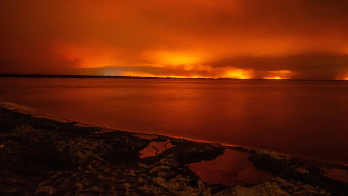 Wildfires in France Drive 250,000 People from Their Homes - Gironde The sky glows deep red over Lake Moutchic as the Lège-Cap-Ferret wildfire illuminates the horizon in Gironde, France on July 25, 2026. Reflections of the fire s glow shimmer across the calm water while dense smoke fills the night sky, highlighting the scale of the wildfire. A raging wildfire in southwest France forced the evacuation of 55,000 people overnight Sunday, taking the total forced out of their homes to 220,000 in one region alone as the flames have crept ever closer to the city of Bordeaux. Photo by Fabrice Sapte/ABACAPRESS.COM Lège-Cap-Ferret France PUBLICATIONxNOTxINxFRAxUK Copyright: xSaptexFabrice/ABACAx