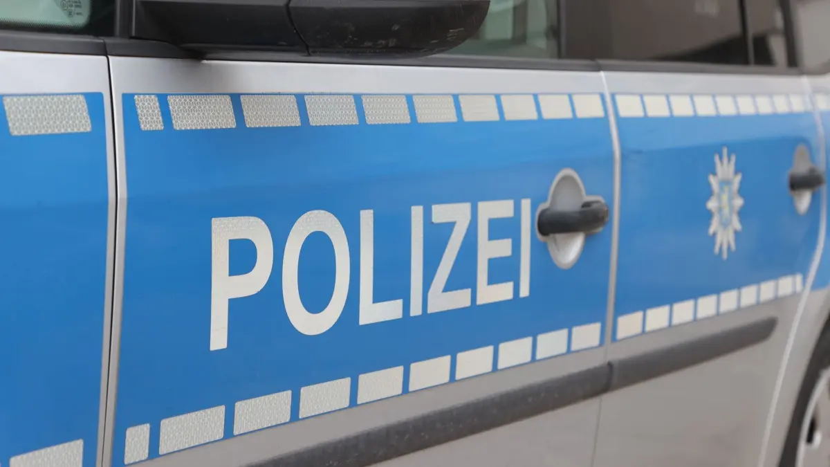 Polizei: ARCHIV - 16.01.2024, Thüringen, Jena: Schriftzug "Polizei" an einem Dienstauto der Thüringer Polizei. (zu dpa: «Polizei nimmt verurteilten Brandstifter in Gera fest») Foto: Bodo Schackow/dpa +++ dpa-Bildfunk +++