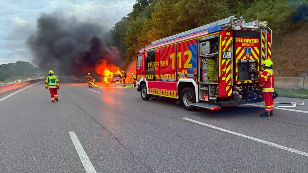 Am Sonntagabend gegen 21:00 Uhr kam es auf der A81 zwischen den Anschlussstellen Gaertringen und Ehningen in Fahrtrichtung Stuttgart zu einem Fahrzeugbrand.<br />
<br />
Nach Angaben der Feuerwehr stand der betroffene PKW beim Eintreffen der ersten Einsatzkraefte bereits in Vollbrand. Der Fahrer hatte waehrend der Fahrt eine Rauchentwicklung bemerkt und reagierte geistesgegenwaertig. Er lenkte sein Fahrzeug auf den Standstreifen und verliess den PKW rechtzeitig. Wenige Augenblicke spaeter stand das Fahrzeug in Flammen.<br />
<br />
Die Feuerwehr konnte den Brand zuegig unter Kontrolle bringen und loeschen. Zur Brandursache konnten die Einsatzkraefte vor Ort zunaechst keine Angaben machen. Der Fahrer blieb bei dem Vorfall unverletzt.<br />
<br />
Nach Aussage des Fahrzeuglenkers wurden bei dem Brand archaeologische Steine, die er im Fahrzeug transportierte, vollstaendig zerstoert.<br />
<br />
Fuer die Dauer der Loescharbeiten musste die A81 in Fahrtrichtung Stuttgart kurzfristig voll gesperrt werden. Dadurch bildete sich ein mehrere Kilometer langer Rueckstau. Im weiteren Verlauf konnte eine Fahrspur wieder fuer den Verkehr freigegeben werden.<br />
<br />
Der vollstaendig ausgebrannte PKW musste anschliessend abgeschleppt werden. Durch die enorme Hitzeentwicklung wurde zudem der Standstreifen beschaedigt. Dieser muss in den kommenden Tagen instand gesetzt beziehungsweise erneuert werden.<br />
<br />
Die Hoehe des entstandenen Sachschadens ist derzeit noch nicht bekannt. Die Ermittlungen zur Brandursache dauern an.