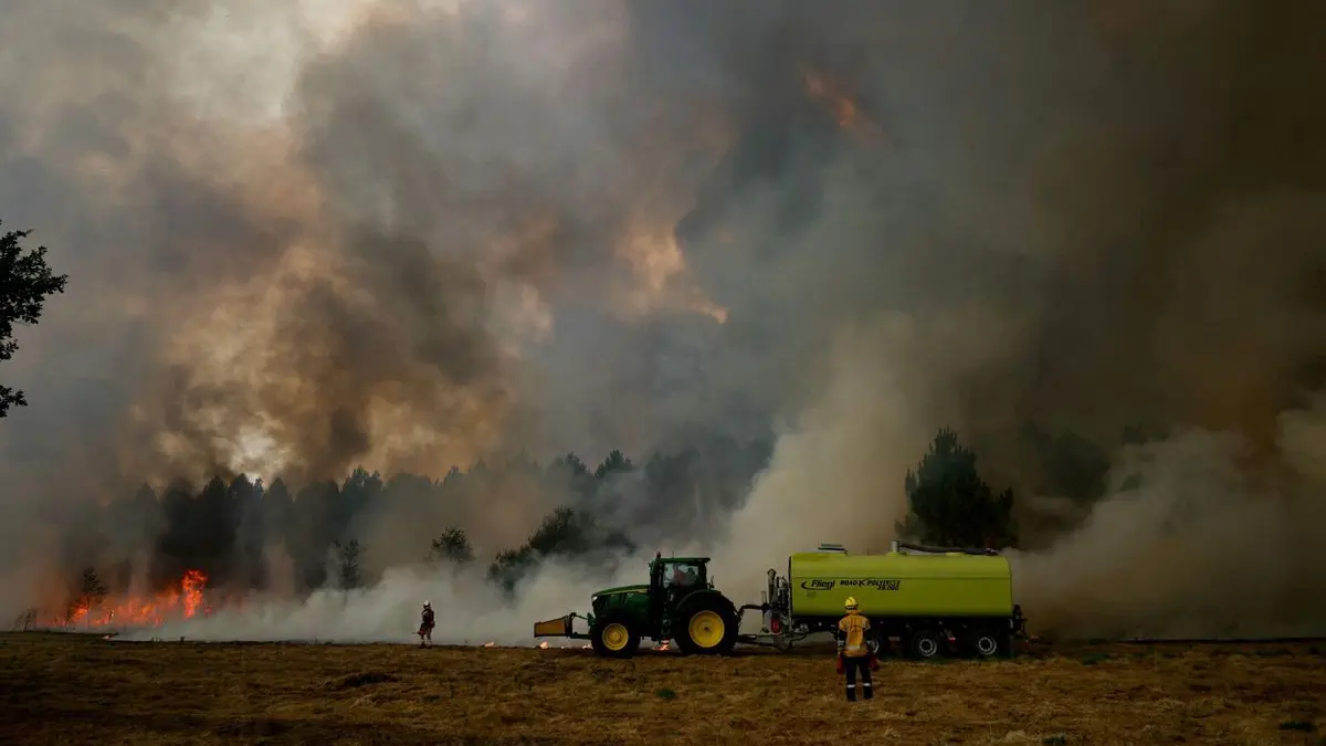 Feuerwehrleute nutzen Gegenfeuer, um Vegetation vor einem Waldbrand zu entfernen und so eine brennstofffreie Pufferzone in Marcheprime westlich von Bordeaux zu schaffen, da seit dem 22. Juli ein Waldbrand den Wald nördlich des Arcachon-Beckens (Gironde) verwüstet.