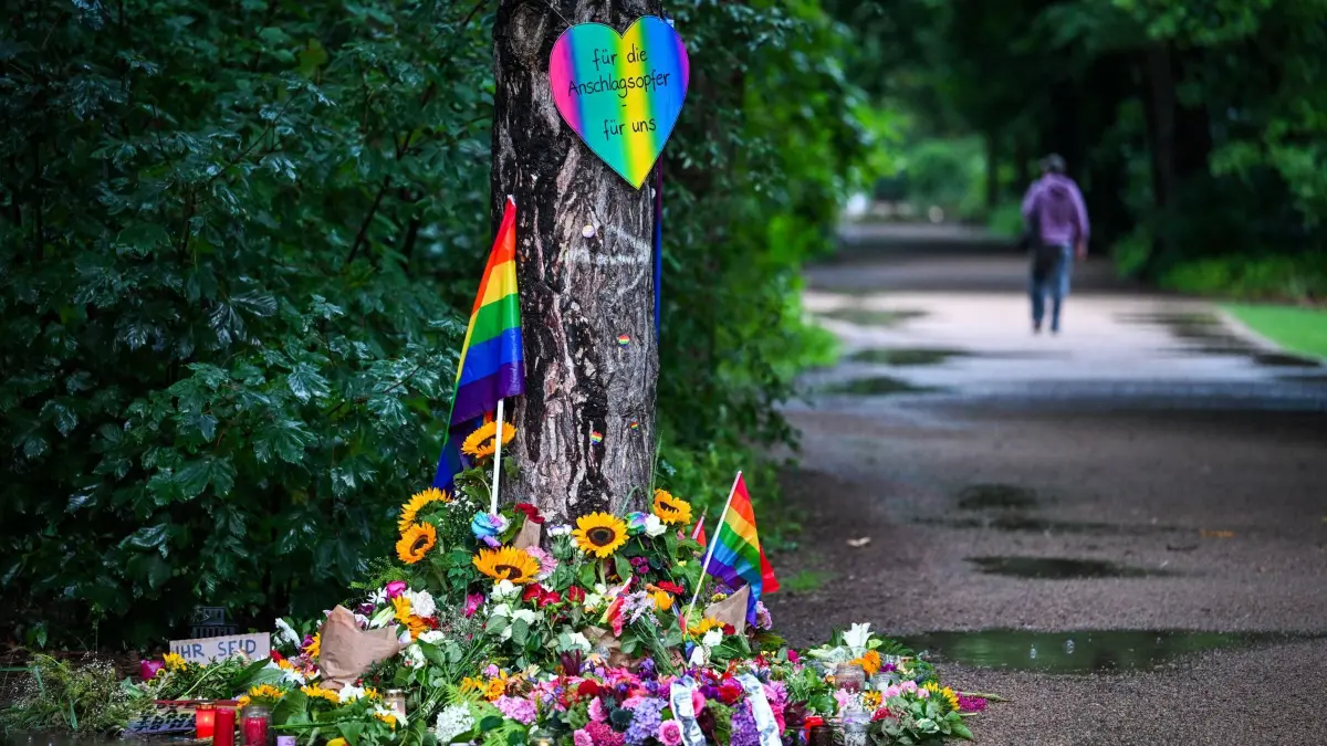 Nach dem Angriff auf den CSD in Berlin: 27.07.2026, Berlin: Blumen, Kerzen und persönliche Botschaften sind am Morgen im Regen nahe dem Ort in Tiergarten zu sehen, wo ein Fahrzeug am Rande des Christopher Street Day in eine Menschenmenge gefahren war. Foto: Soeren Stache/dpa +++ dpa-Bildfunk +++