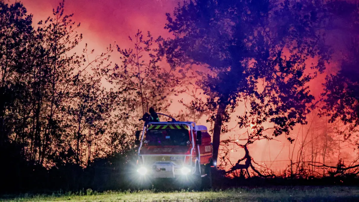 Fire in Gironde: 2,400 hectares burned between Saumos and Le Porge PHOTOPQR SUD OUEST Guillaume Bonnaud GUILLAUME BONNAUD Bordeaux July 23, 2026 JULY 23, 2026 IN GIRONDE FireFire in Gironde: 2,400 hectares burned between Saumos and Le Porge PH Guillaume Bonnaud THIS MORNING AROUND 6 A.M. IN LE PORGE: FLARES UP AROUND HOMES Gironde, France July 23, 2026 Firefighters battle a fast-moving wildfire between Saumos and Le Porge after the blaze scorched around 2,400 hectares of forest and triggered the evacuation of thousands of people Bordeaux GIRONDE France PUBLICATIONxNOTxINxFRAxBELxSUIxUK Copyright: xPHOTOPQR/SUDxOUEST/MAXPPPxGUILLAUMExBONNAUDx 20260723SDO5529 20260723SDO5529