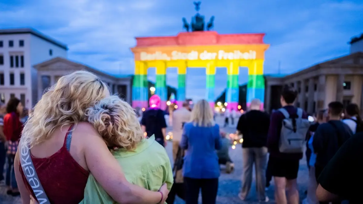 Anschläge wie der vom Wochenende auf den Berlinr CSD können nach Einschätzung von Experten die politische Stimmung maßgeblich verändern oder sogar wahlentscheidend sein. "Alleine schon die Verschiebung der öffentlichen Aufmerksamkeit ist relevant", sagt der Politikwissenschaftler Thorsten Faas.