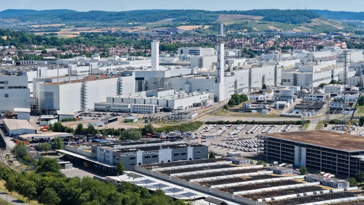Audi Werk Neckarsulm: PRODUKTION - 20.07.2026, Baden-Württemberg, Neckarsulm: Blick auf das Werk des Autoherstellers Audi in Neckarsulm (Luftaufnahme mit einer Drohne). (zu dpa: «Rückgang bei Umsatz und Beschäftigung in Industrie») Foto: Bernd Weißbrod/dpa +++ dpa-Bildfunk +++