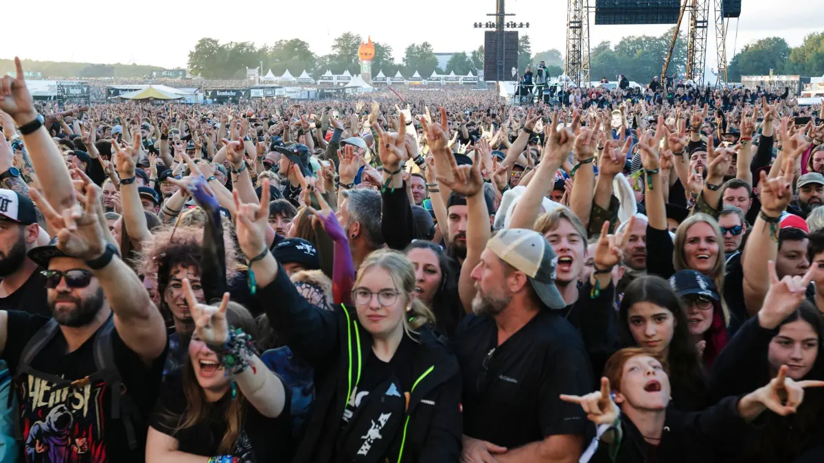 Wacken Open Air: ARCHIV - 01.08.2025, Schleswig-Holstein, Wacken: Metalfans feiern während des Auftritts der Band Papa Roach beim Wacken Open Air. Das Wacken Open Air (WOA) findet vom 30. Juli bis 2. August statt und gilt als größtes Heavy-Metal-Festival der Welt. (zu dpa: «Heavy-Metal-Festival startet - Was Besucher erwartet») Foto: Frank Molter/dpa +++ dpa-Bildfunk +++
