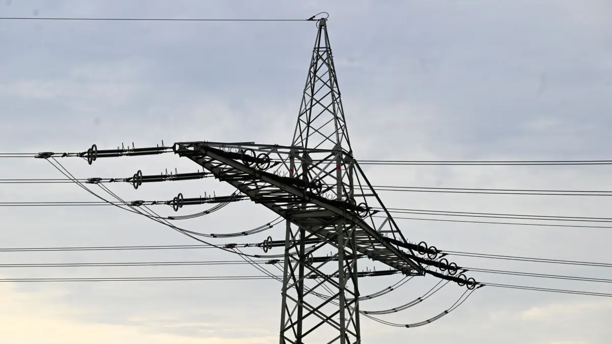 Stromausfall: ARCHIV - 23.07.2023, Nordrhein-Westfalen, Brauweiler: Das Symbolbild zeigt eine Stromleitung. (zu dpa: «Stromausfall verursacht Probleme in Rosenheim») Foto: Roberto Pfeil/dpa +++ dpa-Bildfunk +++