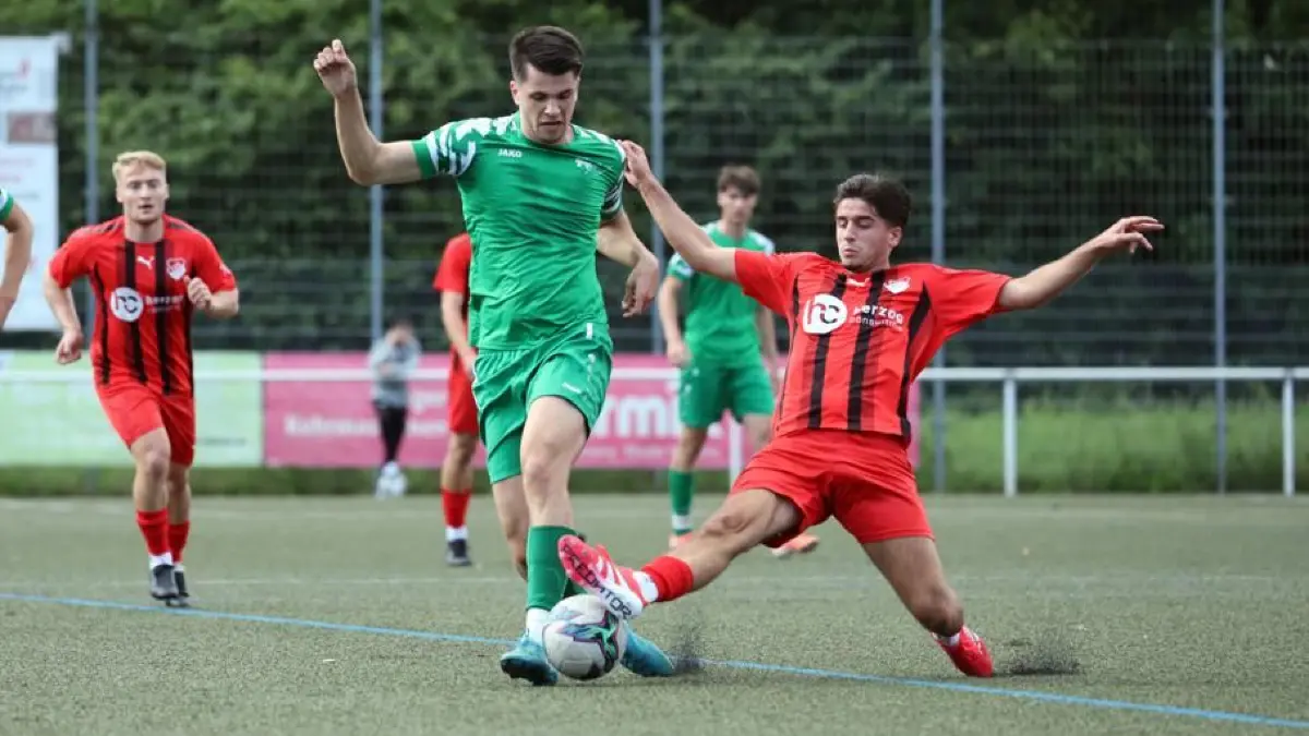 Der FV Neuhausen mit Asdren Gerxhaliu (rechts, im mit 2:0 gewonnenen Gruppenspiel vor einem Jahr gegen den TV Nellingen) ist der Favorit des EZ-Pokals 2026.