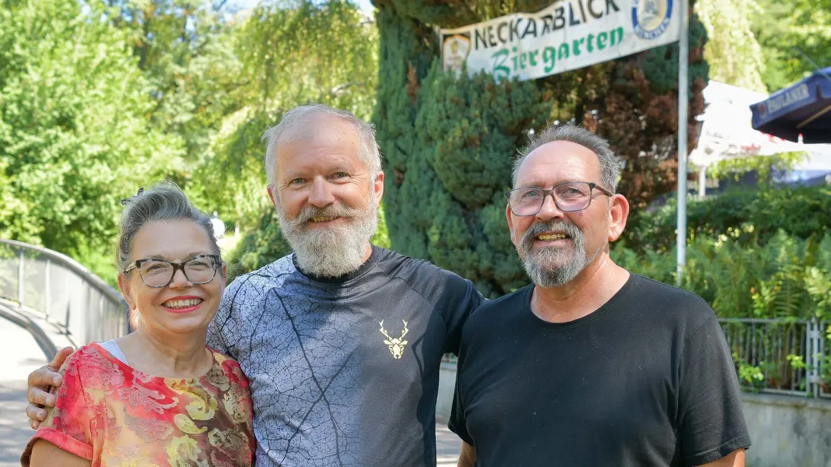 Thomas jakobs, 50-Stunden-Lauf: Stuttgart, #benefiz #ultramarathon
Der selbsternannte Trail-Opi: Dieser Stuttgarter läuft einen *50-Stunden-Lauf* zugunsten des Kinder-Hospiz Stuttgart - und das im Alter von XX Jahren
Biergarten Neckarblick.
Im Bild: v.l.: Erika Volke, Thomas Jakobs, Rainer Burger