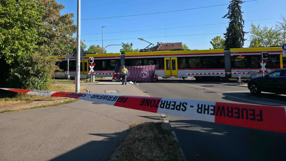 Gegen 07.50 Uhr ereignete sich am Bahnuebergang im Bereich der Haltestelle Suedbahnhof ein Personenunfall. Gemaess den derzeitigen polizeilichen Erkenntnissen soll eine erwachsene Person am Uebergang die Gleise ueberquert haben und wurde von einem Zug der Schoenbuchbahn erfasst. Laut Zeugenhinweisen soll der Uebergang zu diesem Zeitpunkt bereits durch Schranken und entsprechende Lichtzeichen gesperrt gewesen sein. Der Zugfuehrer habe gehupt und eine Gefahrenbremsung eingeleitet. Den Unfall konnte er jedoch wohl nicht mehr vermeiden. Die erwachsene Person, die schwere Verletzungen erlitt, wurde durch einen Rettungshubschrauber in eine Klinik geflogen. Derzeit ist Bahnverkehr gesperrt. Der Rettungsdienst ist mit zahlreichen Einsatzkraeften vor Ort, um Augenzeugen des Unfalls zu betreuen. Die Feuerwehr befindet sich ebenfalls im Einsatz. Die Tuebinger Strasse ist derzeit im Bereich der Haltestelle ebenfalls gesperrt.