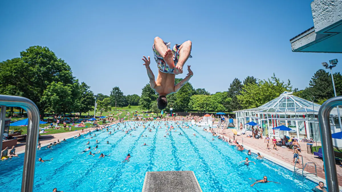 Brühende Hitze: Impressionen aus dem Möhringer Freibad - Bei fast 30 Grad im Wasser und 35 außerhalb Brühende Hitze: Impressionen aus dem Möhringer Freibad - Bei fast 30 Grad im Wasser und 35 außerhalb Bademeister Max sorgt für Unterhaltung aber immer pflichtbewusst!, 70567 Stuttgart, Deutschland *** Boiled heat Impressions from the Möhringer outdoor pool Nearly 30 degrees in the water and 35 outside Boiled heat Impressions from the Möhringer outdoor pool Nearly 30 degrees in the water and 35 outside Bademeister Max provides entertainment but always dutiful , 70567 Stuttgart, Germany Copyright: 7aktuellx/xGruber