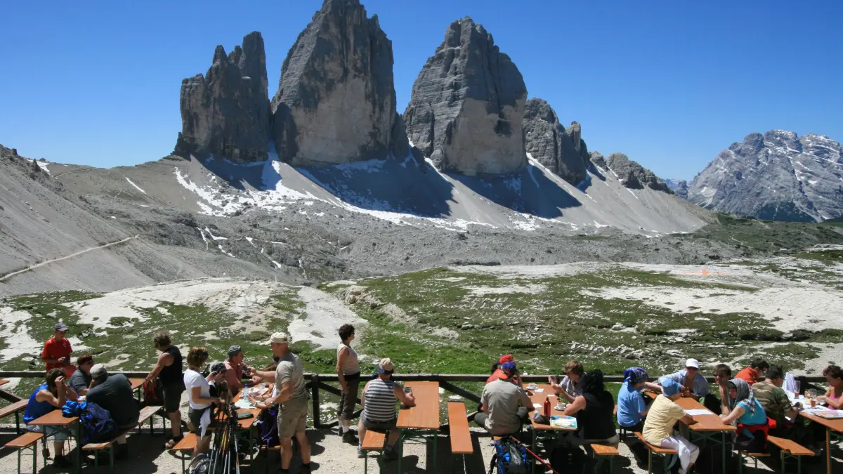 Oben angekommen: Auf der Drei-Zinnen-Hütte können Wanderer sich ihre verdiente Pause gönnen. (Symbolbild)