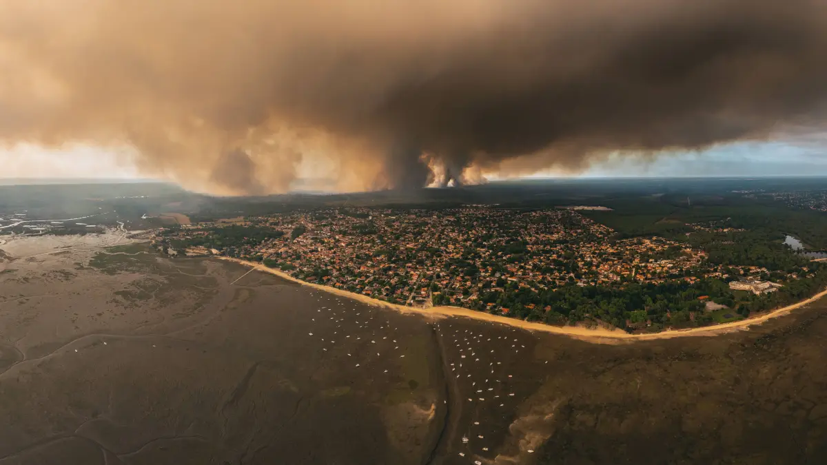 Wildfires in France - The Town Of Ares Is Forced To Evacuate Its Entire Population Drone photo - After Cap Ferret, the town of Ares in Gironde is forced to evacuate its entire population, on July 23, 2026, in Ares, France. Photo by Clement Viala/infobassin.com/ABACAPRESS.COM Ares France PUBLICATIONxNOTxINxFRAxUK Copyright: xClementxViala/infobassin.com/ABACAx