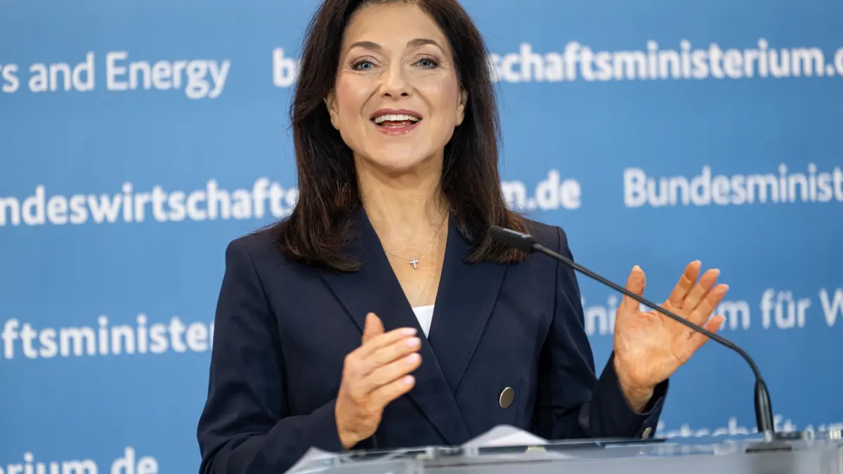 Wirtschaftsministerin Reiche zu Energiereformen: 29.07.2026, Berlin: Katherina Reiche (CDU), Bundeswirtschaftsministerin, gibt ein Statement im Bundesministerium für Wirtschaft und Energie (BMWE). Foto: Fabian Sommer/dpa +++ dpa-Bildfunk +++