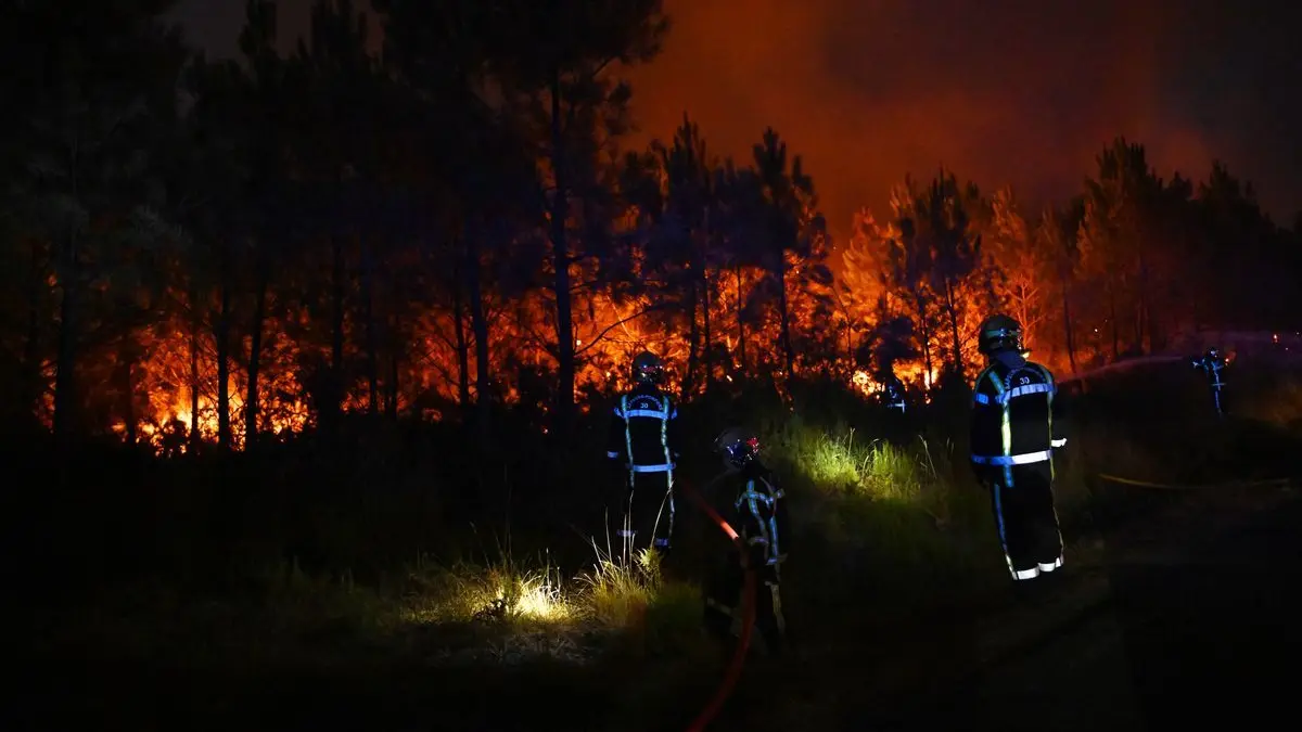 Feuerwehrleute bekämpfen einen Brand außerhalb von Lanton, während der Waldbrände im Südwesten Frankreichs.