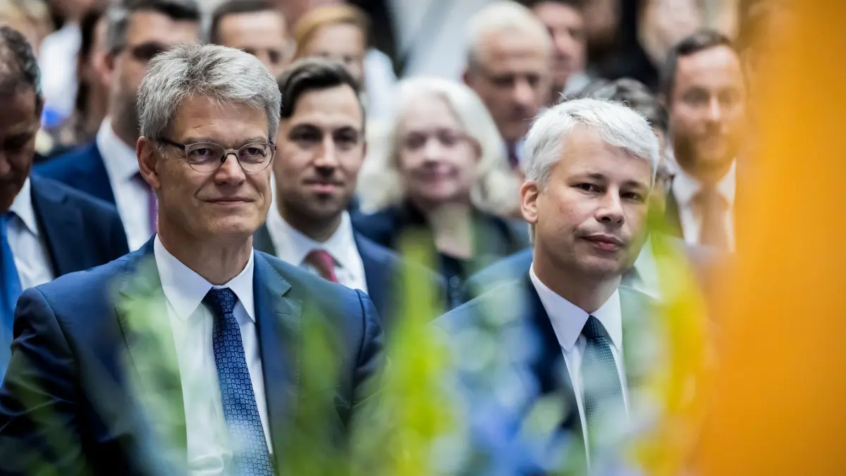 Amtsübergabe im Bundesverkehrsministerium: 29.07.2026, Berlin: Patrick Schnieder (CDU, l), scheidener Bundesminister für Verkehr, und Steffen Bilger (CDU), neuer Bundesminister für Verkehr, nehmen an der Amtsübergabe im Bundesministerium für Verkehr (BMV) trifft. Steffen Bilger übernimmt das Amt von Patrick Schnieder. Foto: Christoph Soeder/dpa +++ dpa-Bildfunk +++