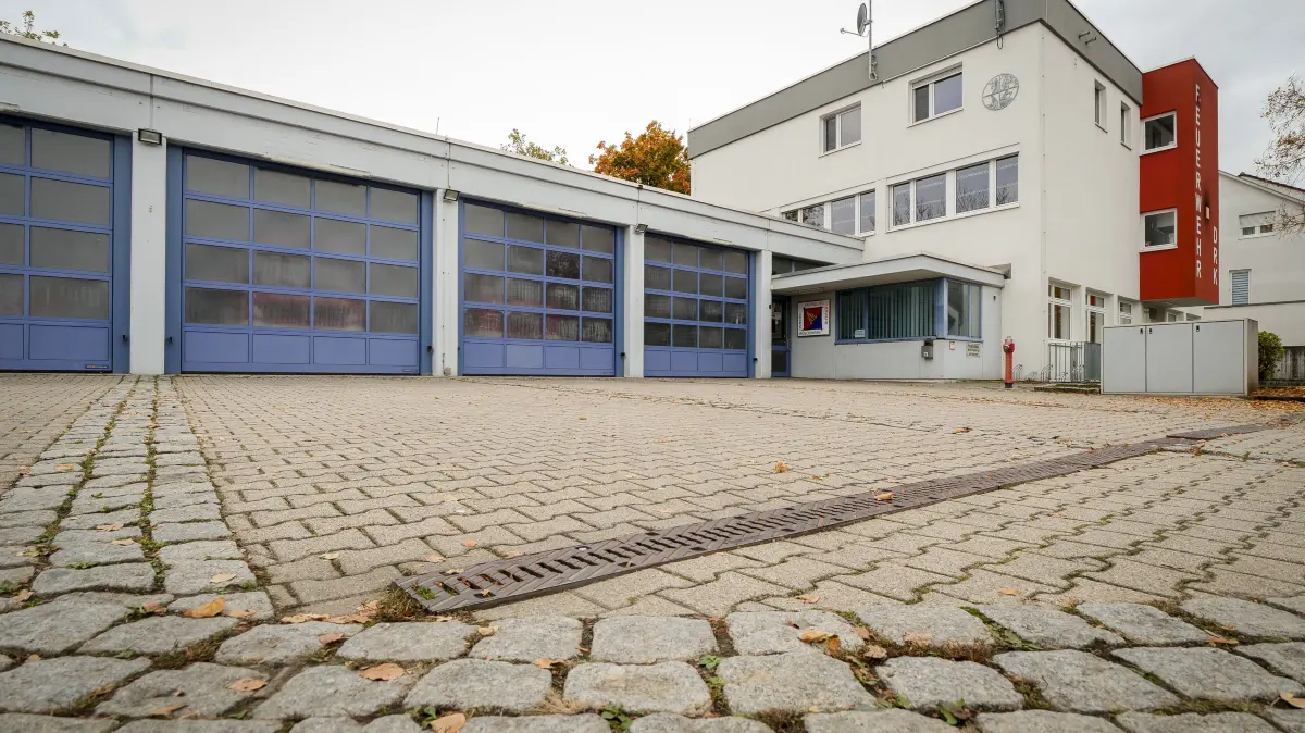 Korntal Münchingen - Das Gerätehaus der Münchinger Feuerwehr platzt aus allen Nähten und entspricht nicht mehr den Standards. Bis ein neuer Standort gefunden ist, wird für rund 1,3 Millionen Euro eine Fahrzeughalle angebaut und das Bestandsgebäude umgebaut.