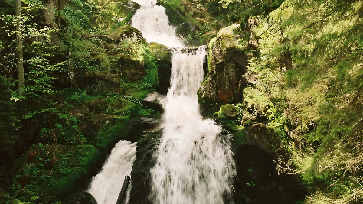 Über sieben Kaskaden rauscht das Wasser ins Tal.