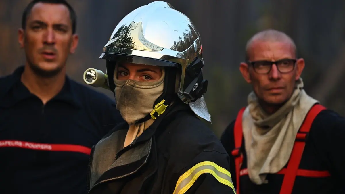 Für die Feuerwehrleute ist ein schier endloser Kampf gegen Feuer, die sie selbst zum Opfer werden lassen können.