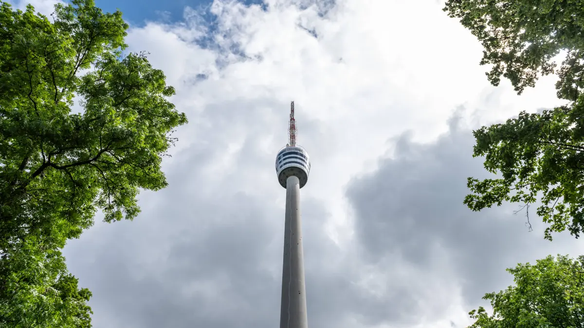 Der SWR Fernsehturm in Stuttgart. Stuttgart Baden-Württemberg Deutschland *** The SWR television tower in Stuttgart Stuttgart Baden Württemberg Germany