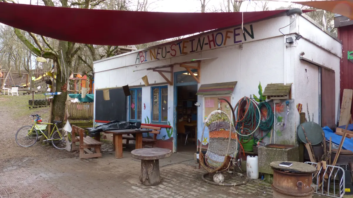 Das Kinderhaus auf dem Abenteuerspielplatz Neu-Stein-Hofen kann abgerissen und neu gebaut werden. Eine Sanierung war nicht mehr wirtschaftlich.