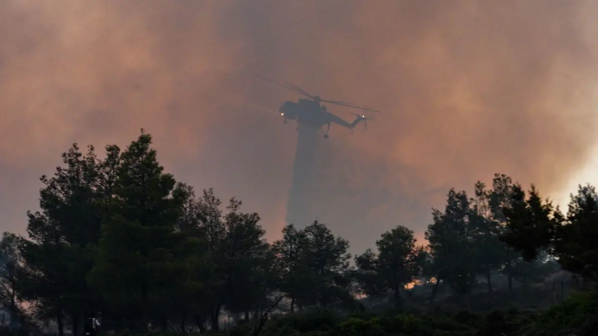 Die griechische Feuerwehr hat Lehren aus den Brandkatastrophen früherer Jahre gezogen und rückt den Flammenherden gleich mit großem Gerät zu Leibe.