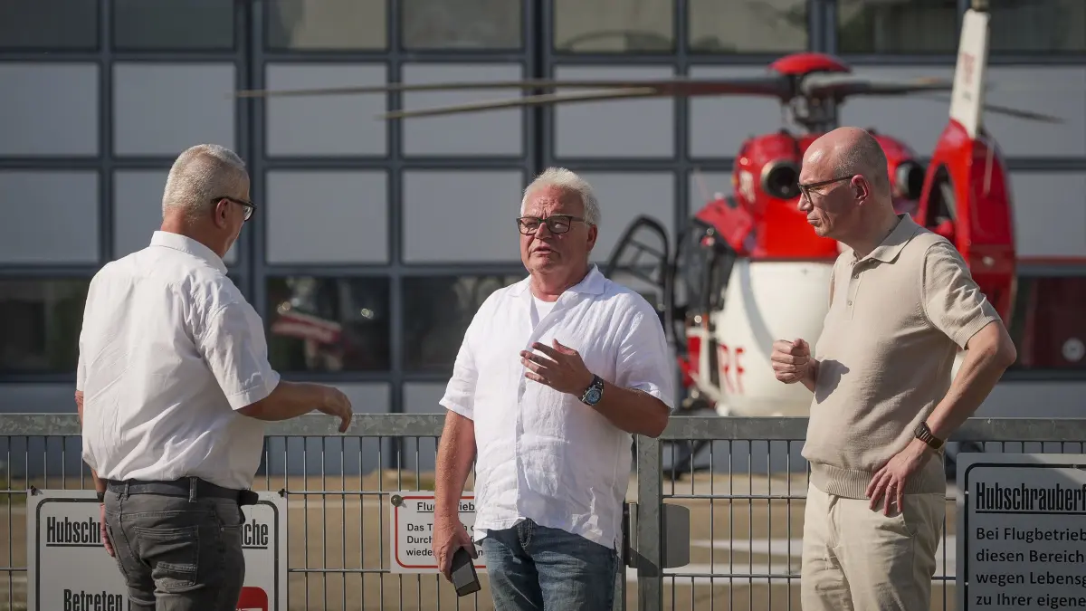 Sommergespräch 2026: Leonberg - Sommergespräch 2026 - Der Leonberger CDU-Chef Oliver Zander (rechts im Bild) kämpft weiter für das Krankenhaus und den Rettungshubschrauber. Auch im Bild: Redaktionsleiter Thomas Slotwinski (links) und Dirk Jeutter (mitte)